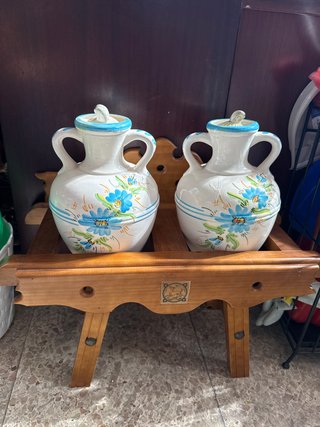 Set de 2 Cántaros Vintage con Soporte de Madera