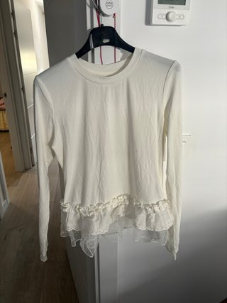 Camisa blanca con detalle de volantes