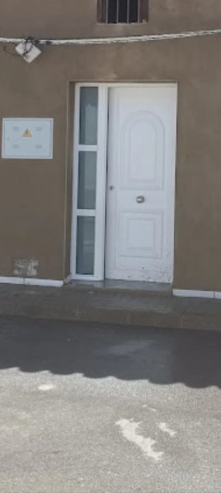 Puerta de calle blanca con fijo lateral