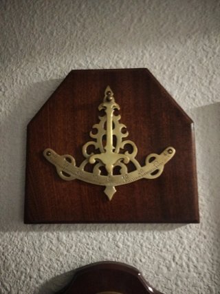 Metopa Decorativa de Madera y Latón