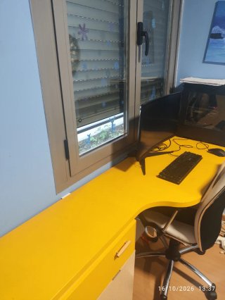 Mesa de escritorio con cajones