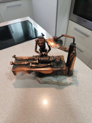 Figura Artesanal de Doctor en Bronce