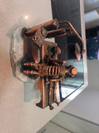 Figura Artesanal de Doctor en Bronce