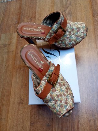 Zuecos Roberta Miccio Madera y Flores