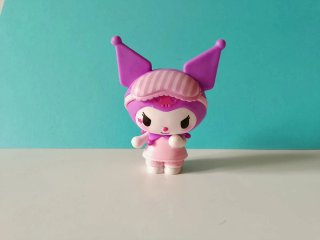 Statuetta Kuromi con mascherina per dormire.