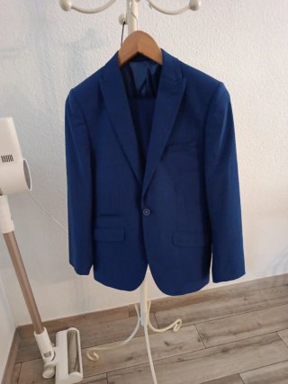 Traje de chaqueta azul eléctrico moderno y juvenil