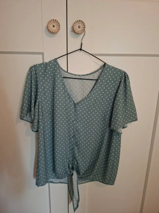 Camisa verde con lunares blancos