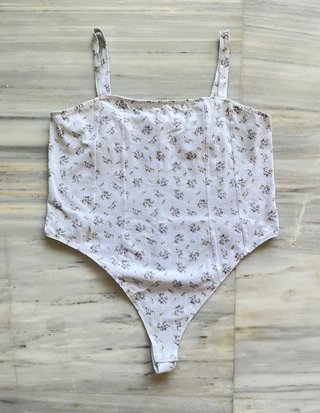 Body floral tirantes H&M blanco y morado
