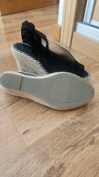 Sandalias de cuña negras