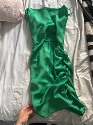 Vestido corto verde satinado