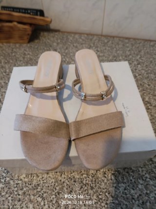 Sandalias Beige con Abalorios Talla 40