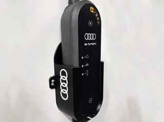 Soporte Cargador Audi e-tron, logo blanco