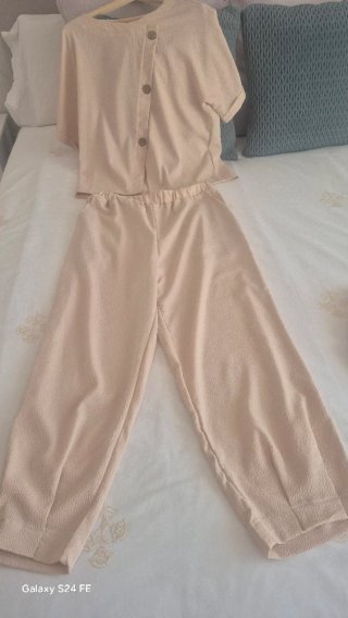 Conjunto de camisa y pantalón beige