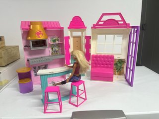 Casita Barbie con 2 Muñecas y Accesorios