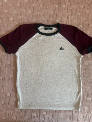 Camiseta Bershka Gris y Burdeos Talla L
