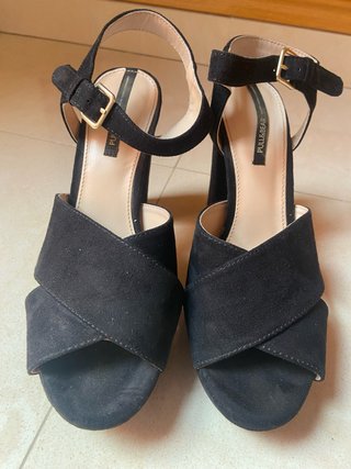 Sandalias de tacón Pull&Bear negras