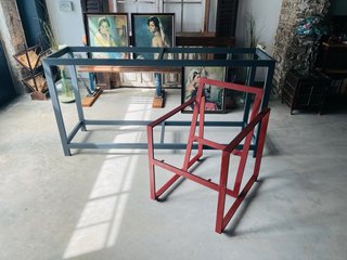 Estructura de Aparador y Silla de Diseño