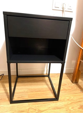 Mesita de noche Ikea Vikhammer negra.