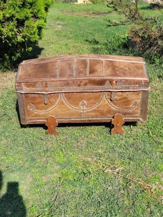 Baúl antiguo de madera y piel
