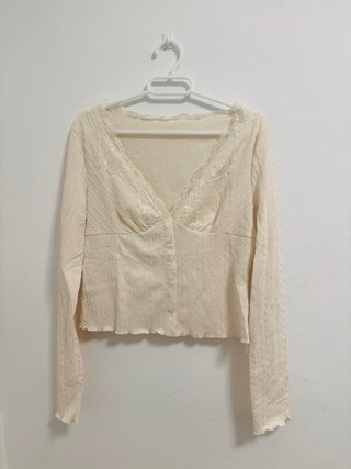 Blusa beige con encaje
