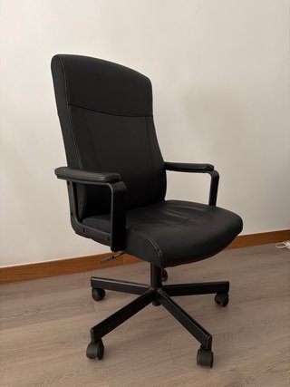 Silla de oficina negra