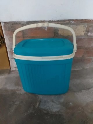 Nevera Portátil Azul y Blanca