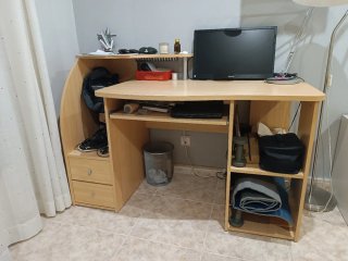 Escritorio de madera amplio