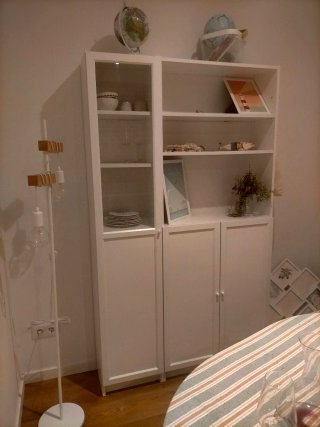 Librería con cristalera blanca