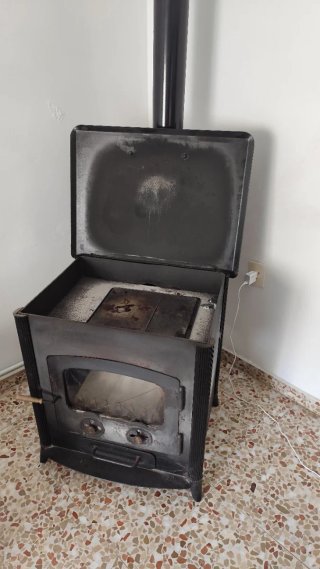 Estufa de leña grande con horno y tubos