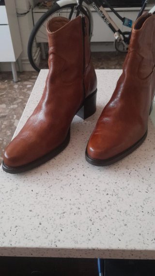 Botines de piel n.37 y Botas altas marrones n.36.