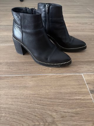 Botines negros de piel con tachuelas Alpe
