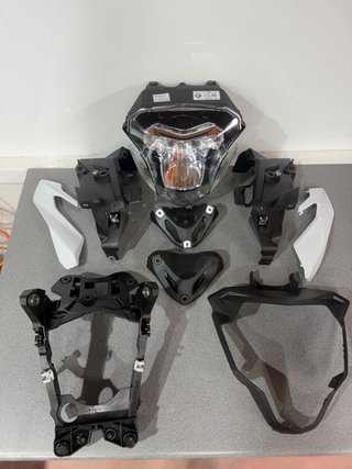 Faro delantero BMW F800R con piezas