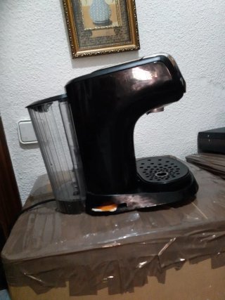 Cafetera Tassimo con su manual de instrucciones.