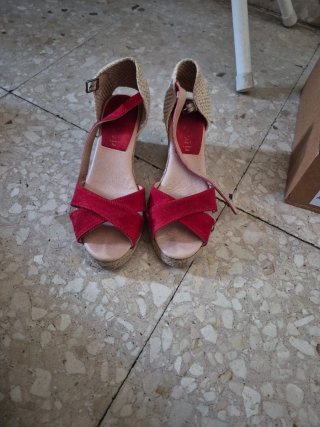 Sandalias de cuña rojas y beige Talla 36