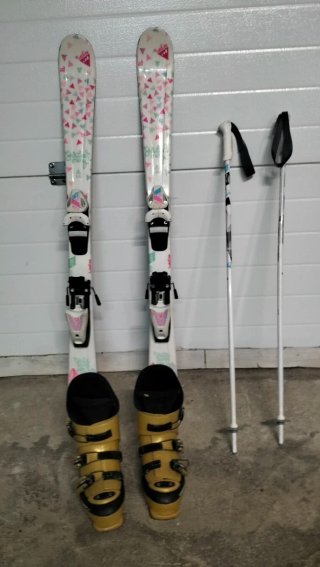 Equipo de esquí con botas y bastones