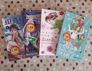 Lote de 4 mangas de diferentes géneros.