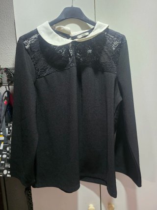 Blusa Gercei Negra con Cuello Blanco