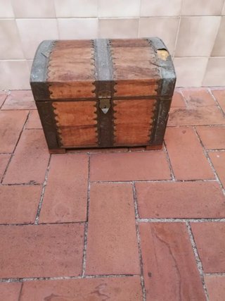 Baúl antiguo madera y metal