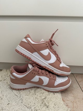 Zapatillas Nike Dunk Low Rosa y Blanco