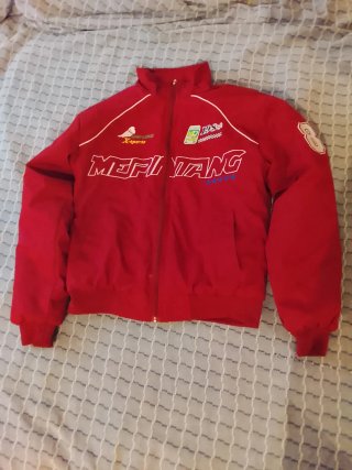 Chaqueta Roja con Estampados