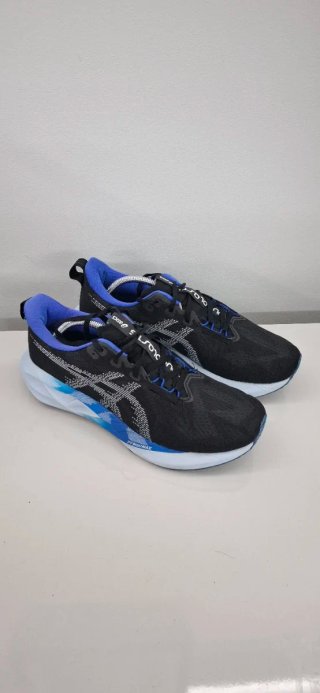 Ténis ASICS Novablast 5 Preto e Azul T. 44