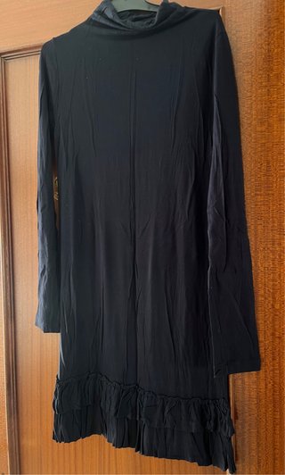 Vestido negro de niña con volante