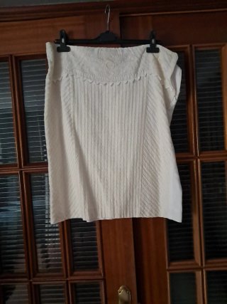 Falda Blanca con Detalles Bordados