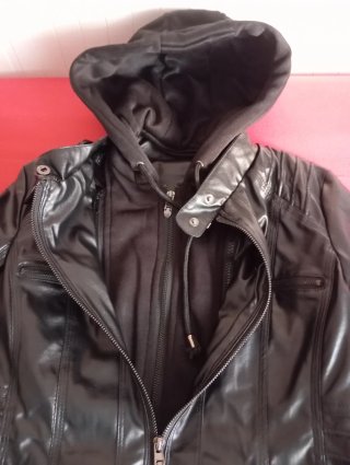 Cazadora de cuero con sudadera interior