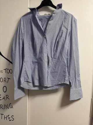 Camisa de rayas azul y blanca