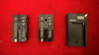 2 Baterías Neewer NP-F550 y Cargador USB