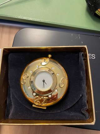 Polvera Joya con Reloj Estée Lauder