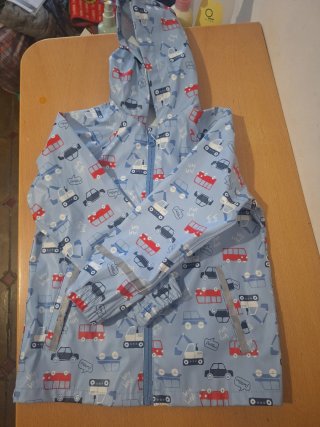 Chaqueta impermeable infantil con estampado