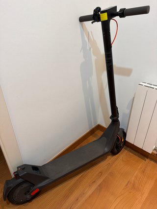 Patinete Eléctrico Negro , con casco incluido