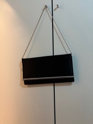 Cartera de mano negra con cadena